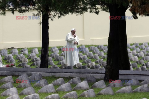 Papież Franciszek na cmentarzu w Fogliano di Redipuglia