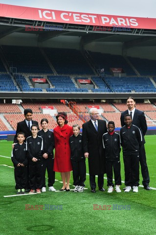 Król Gustaf i królowa Silvia na stadionie PSG