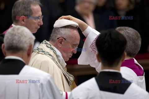 Papież Franciszek podczas nieszporów za kończący się rok