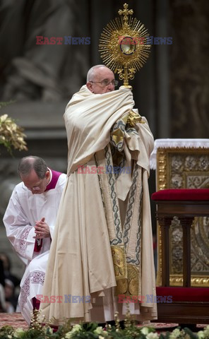 Papież Franciszek podczas nieszporów za kończący się rok