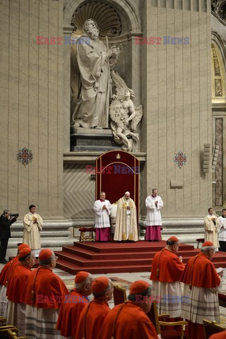 Papież Franciszek podczas nieszporów za kończący się rok