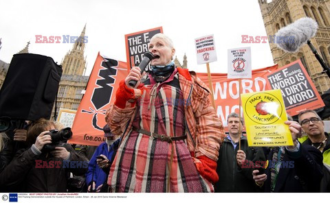 Vivienne Westwood protestuje przed londyńskim parlamentem