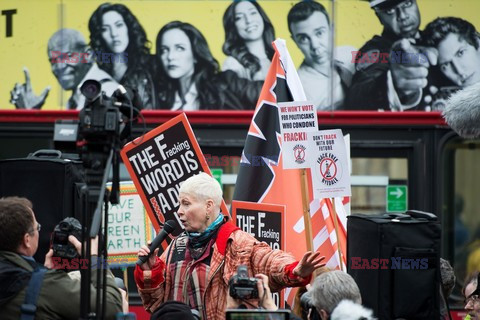 Vivienne Westwood protestuje przed londyńskim parlamentem