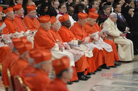 Pope Emeritus Benedykt XVI na wręczeniu biretów nowym kardynałom