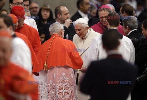 Pope Emeritus Benedykt XVI na wręczeniu biretów nowym kardynałom