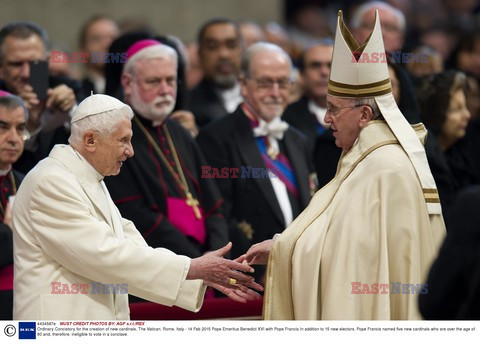 Pope Emeritus Benedykt XVI na wręczeniu biretów nowym kardynałom