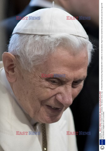 Pope Emeritus Benedykt XVI na wręczeniu biretów nowym kardynałom