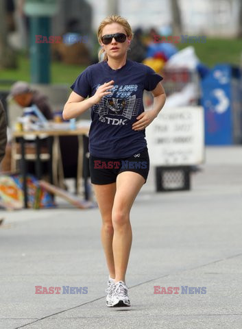 Anna Paquin biega
