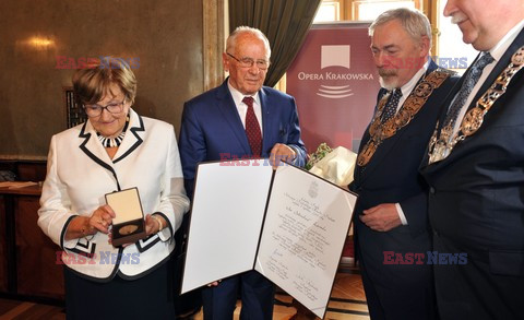 Opera Krakowska i Sobieslaw Zasada z Medalami Cracoviae Merenti