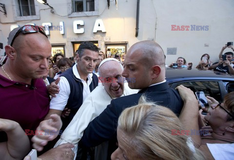 Papież Franciszek kupuje okulary w salonie optycznym