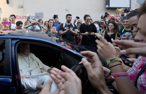 Papież Franciszek kupuje okulary w salonie optycznym