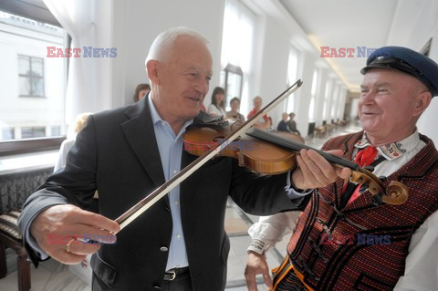 Przewodniczacy SLD Leszek Miller gra na skrzypcach