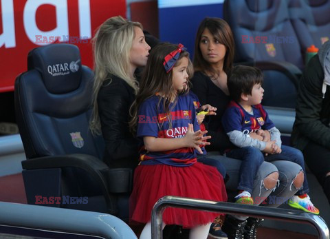 Piłkarze Barcelony z dziećmi