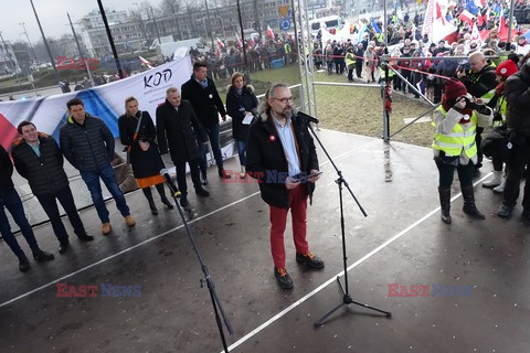 Demonstracja KOD w obronie Lecha Wałęsy w Warszawie