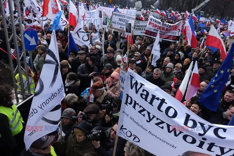 Demonstracja KOD w obronie Lecha Wałęsy w Warszawie