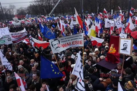 Demonstracja KOD w obronie Lecha Wałęsy w Warszawie