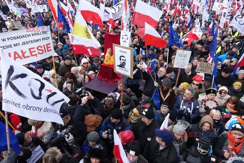 Demonstracja KOD w obronie Lecha Wałęsy w Warszawie