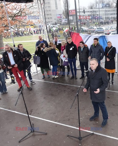 Demonstracja KOD w obronie Lecha Wałęsy w Warszawie