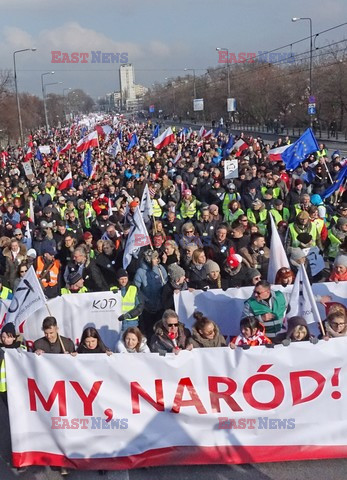 Demonstracja KOD w obronie Lecha Wałęsy w Warszawie