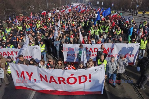 Demonstracja KOD w obronie Lecha Wałęsy w Warszawie