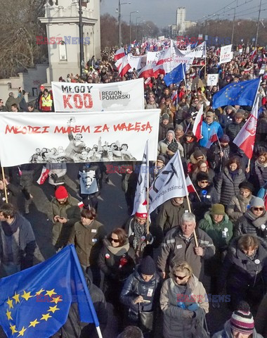 Demonstracja KOD w obronie Lecha Wałęsy w Warszawie