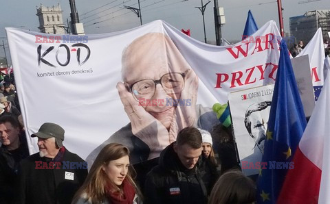 Demonstracja KOD w obronie Lecha Wałęsy w Warszawie