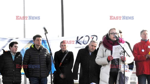 Demonstracja KOD w obronie Lecha Wałęsy w Warszawie