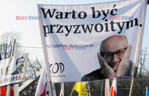 Demonstracja KOD w obronie Lecha Wałęsy w Warszawie