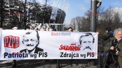 Demonstracja KOD w obronie Lecha Wałęsy w Warszawie