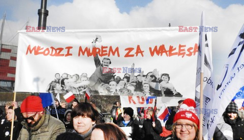 Demonstracja KOD w obronie Lecha Wałęsy w Warszawie