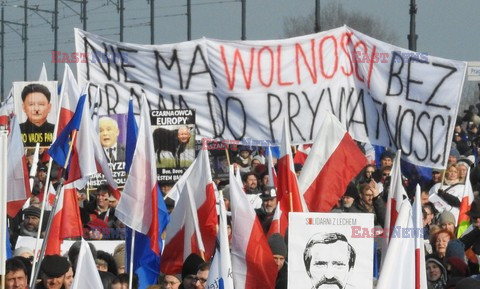 Demonstracja KOD w obronie Lecha Wałęsy w Warszawie