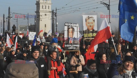 Demonstracja KOD w obronie Lecha Wałęsy w Warszawie