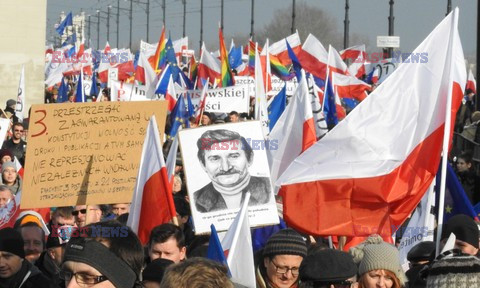 Demonstracja KOD w obronie Lecha Wałęsy w Warszawie