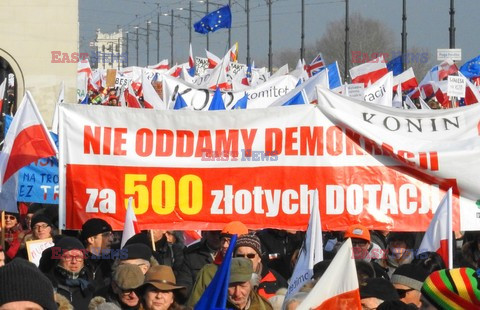 Demonstracja KOD w obronie Lecha Wałęsy w Warszawie