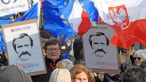 Demonstracja KOD w obronie Lecha Wałęsy w Warszawie