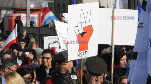 Demonstracja KOD w obronie Lecha Wałęsy w Warszawie