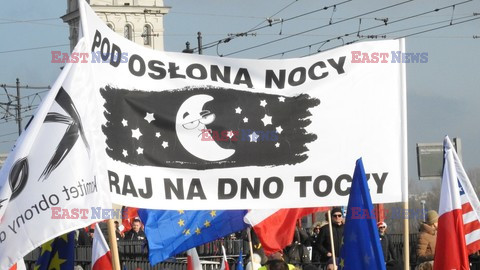 Demonstracja KOD w obronie Lecha Wałęsy w Warszawie