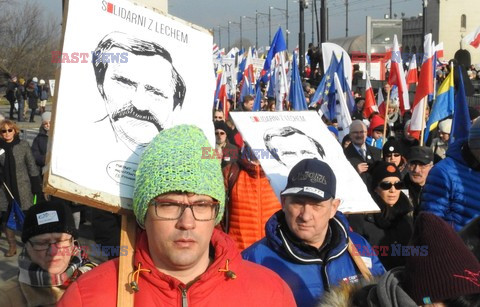 Demonstracja KOD w obronie Lecha Wałęsy w Warszawie