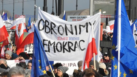 Demonstracja KOD w obronie Lecha Wałęsy w Warszawie