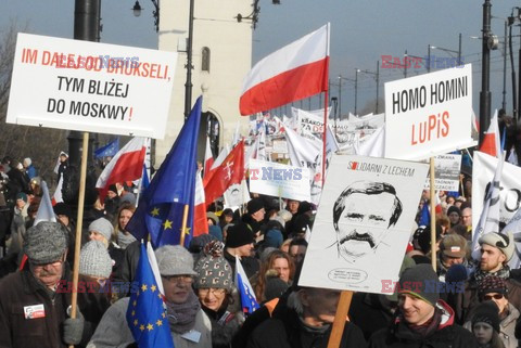 Demonstracja KOD w obronie Lecha Wałęsy w Warszawie