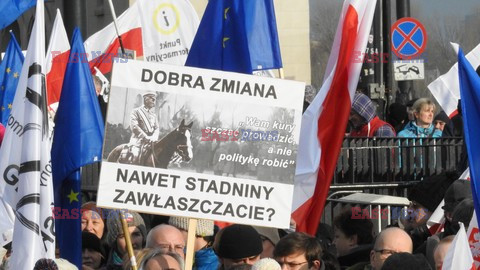 Demonstracja KOD w obronie Lecha Wałęsy w Warszawie