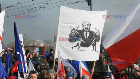 Demonstracja KOD w obronie Lecha Wałęsy w Warszawie