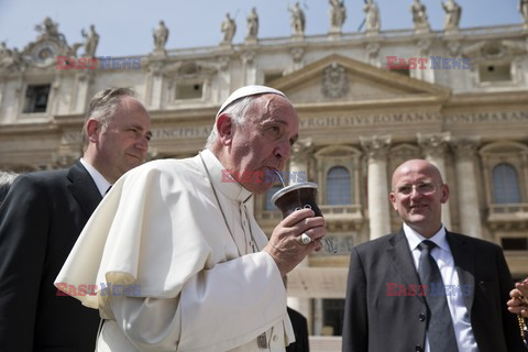 Papież Franciszek pijący yerba mate