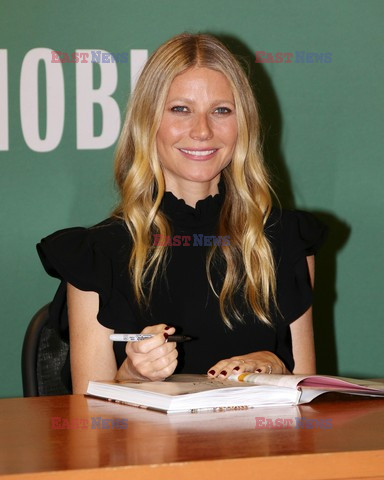 Gwyneth Paltrow podpisuje swoją książkę