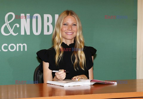 Gwyneth Paltrow podpisuje swoją książkę