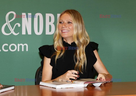 Gwyneth Paltrow podpisuje swoją książkę