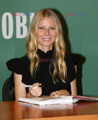 Gwyneth Paltrow podpisuje swoją książkę