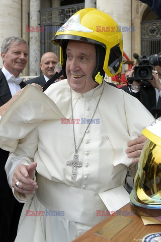 Papiez Franciszek w hełmie strażaka