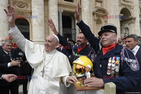 Papiez Franciszek w hełmie strażaka