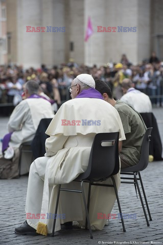 Papież Franciszek spowiada mlodzież